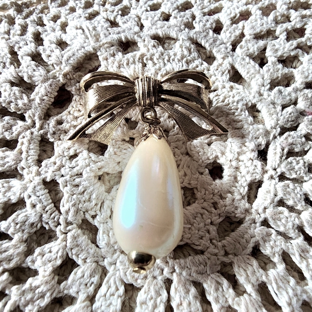 Vintage 1928 Textured Gold-Tone Bow Brooch With Dangling Teardrop Pearl